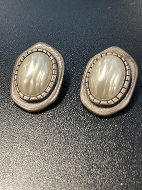 Classic Silver-Tone Oval Clip Earrings with Pearlized Center-A1